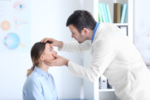 oftalmolog gleda, kako hialuronska kislina pomaga proti suhim očem pri mladi ženski